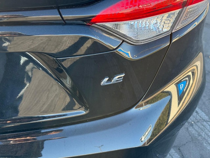 Toyota Corolla Vehicle Full-screen Gallery Image 5