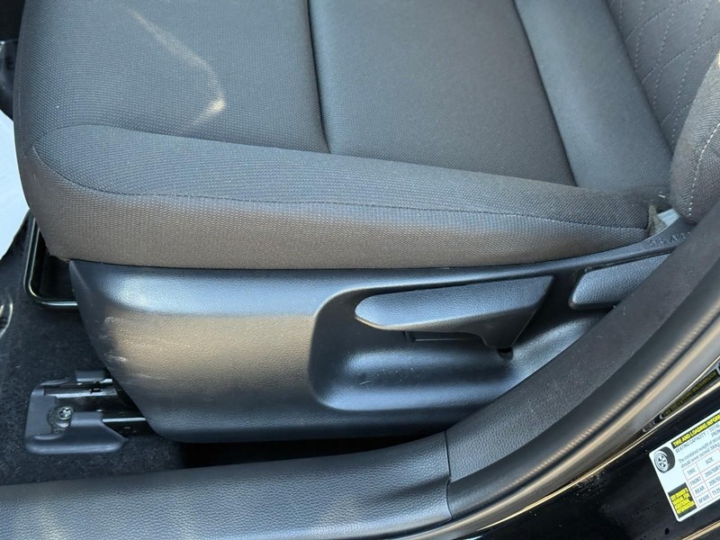 Toyota Corolla Vehicle Full-screen Gallery Image 17