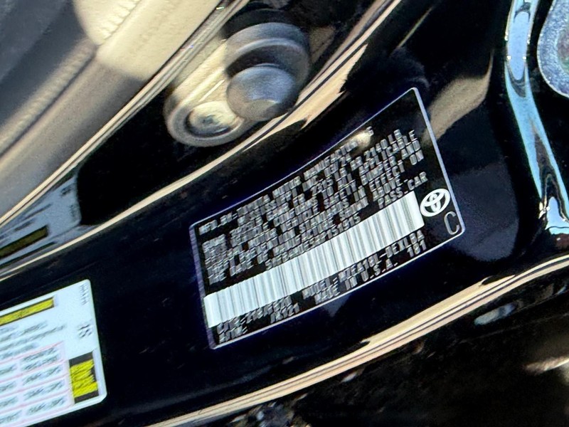 Toyota Corolla Vehicle Full-screen Gallery Image 23