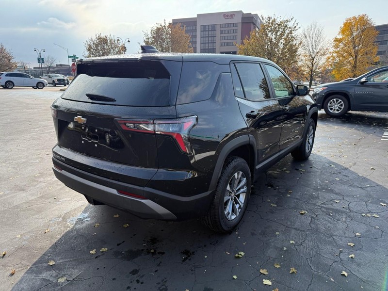 Chevrolet Equinox Vehicle Full-screen Gallery Image 8