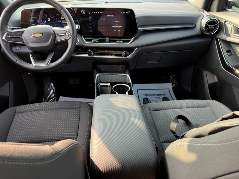 Chevrolet Equinox Vehicle Full-screen Gallery Image 12