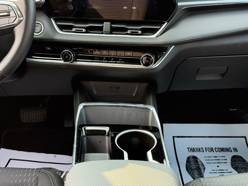 Chevrolet Equinox Vehicle Full-screen Gallery Image 15