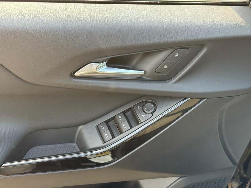 Chevrolet Equinox Vehicle Full-screen Gallery Image 16