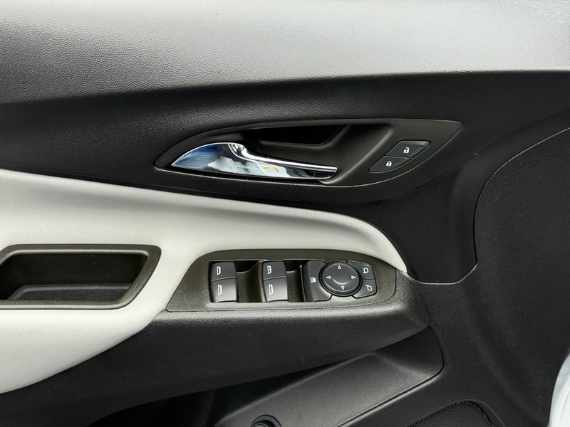 Chevrolet Equinox Vehicle Full-screen Gallery Image 16