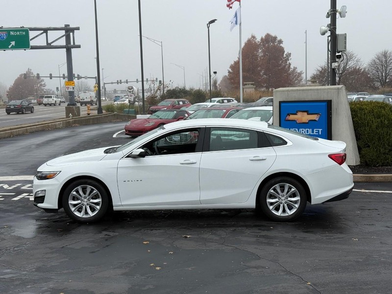 Chevrolet Malibu Vehicle Full-screen Gallery Image 2
