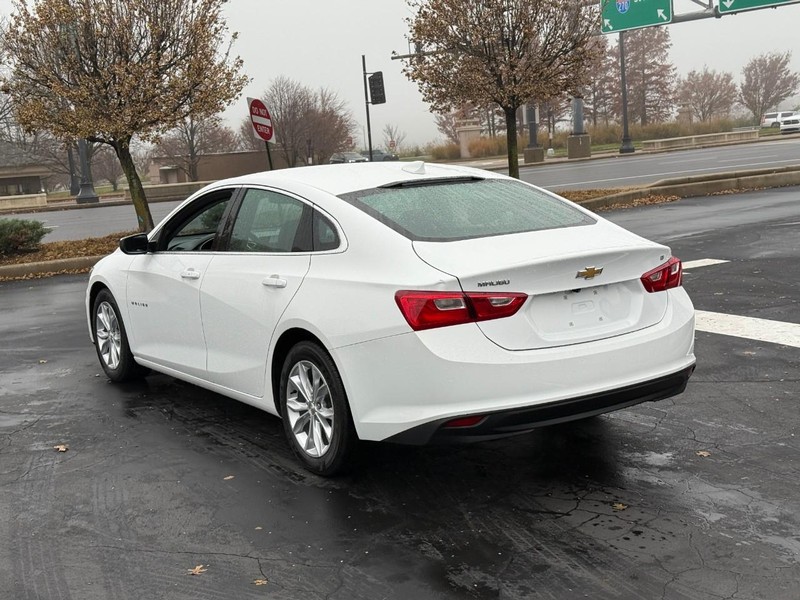Chevrolet Malibu Vehicle Full-screen Gallery Image 3