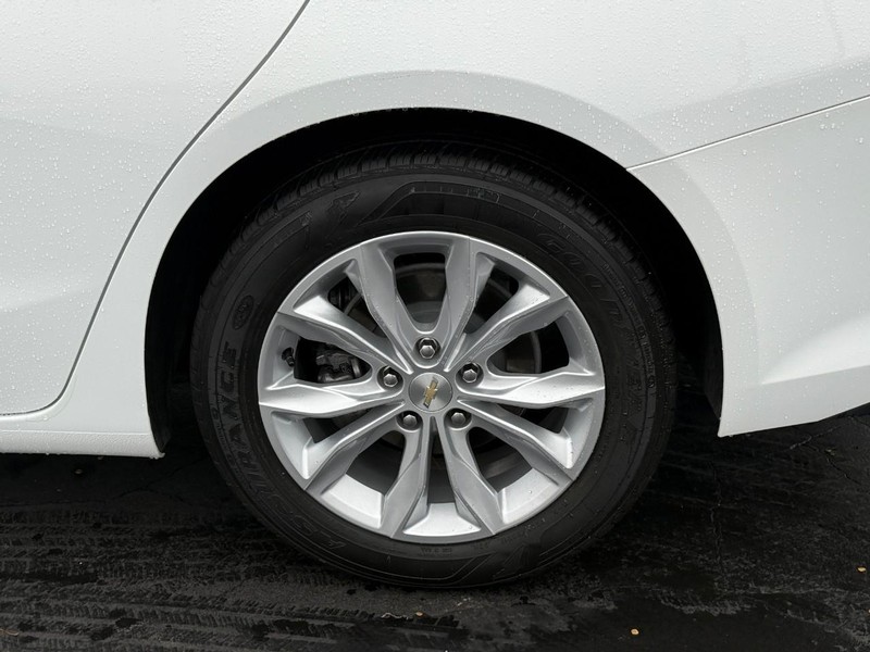 Chevrolet Malibu Vehicle Full-screen Gallery Image 4