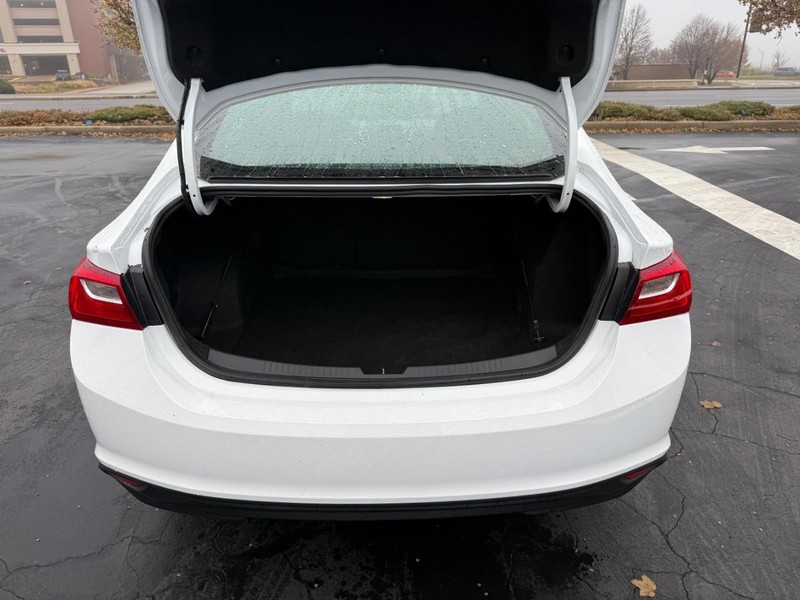 Chevrolet Malibu Vehicle Full-screen Gallery Image 6