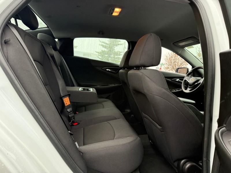 Chevrolet Malibu Vehicle Full-screen Gallery Image 11