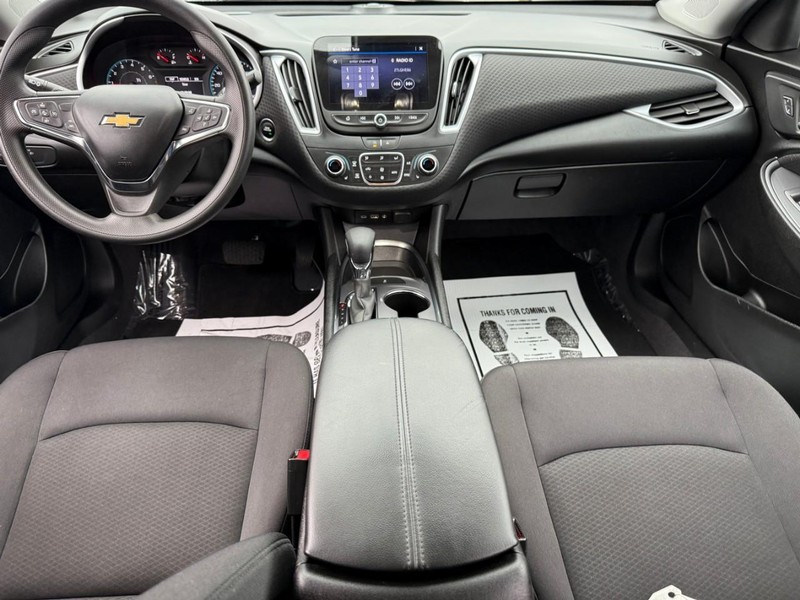 Chevrolet Malibu Vehicle Full-screen Gallery Image 12