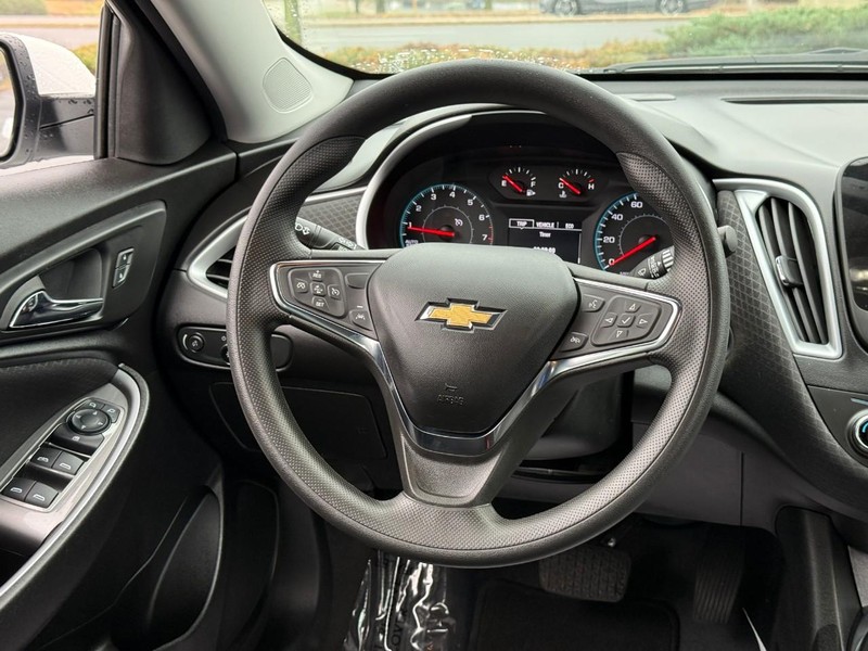 Chevrolet Malibu Vehicle Full-screen Gallery Image 13