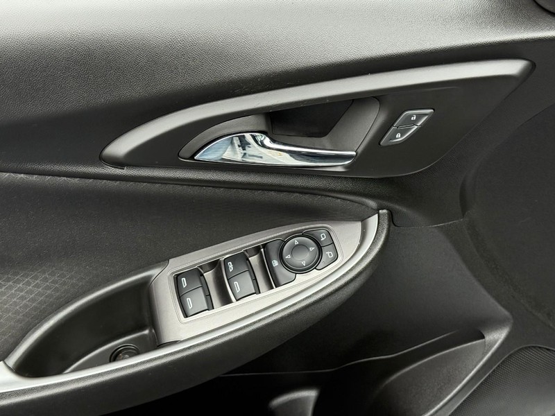 Chevrolet Malibu Vehicle Full-screen Gallery Image 16