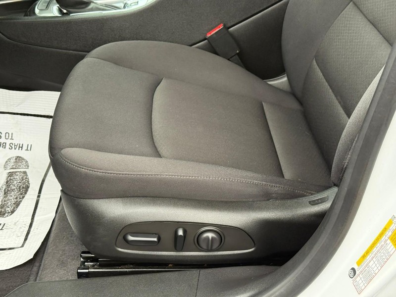 Chevrolet Malibu Vehicle Full-screen Gallery Image 17