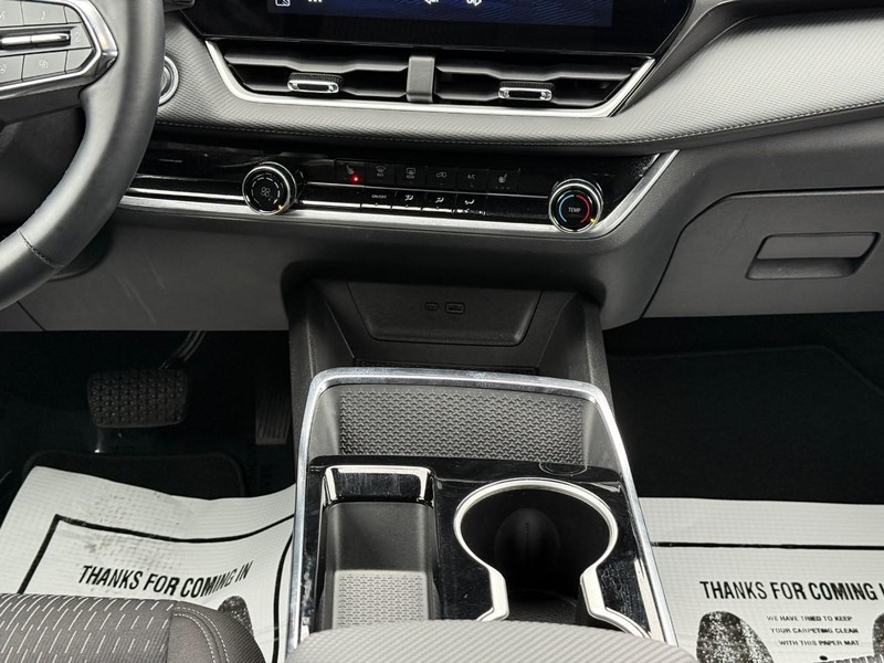 Chevrolet Equinox Vehicle Full-screen Gallery Image 15