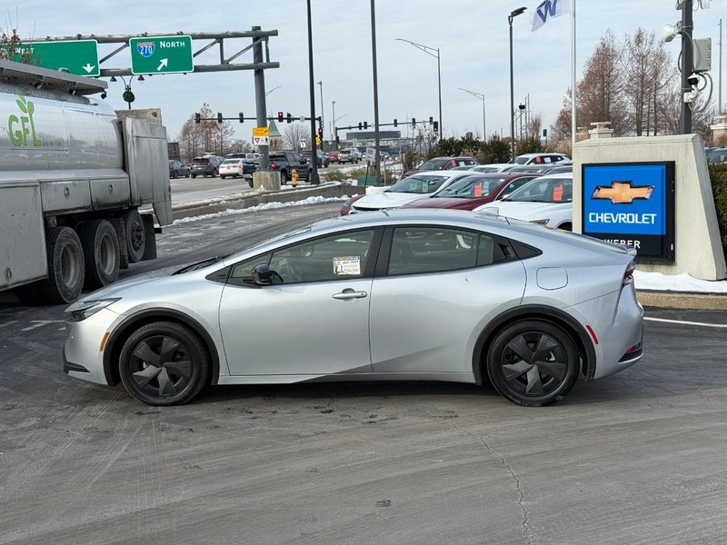 Toyota Prius Vehicle Full-screen Gallery Image 2