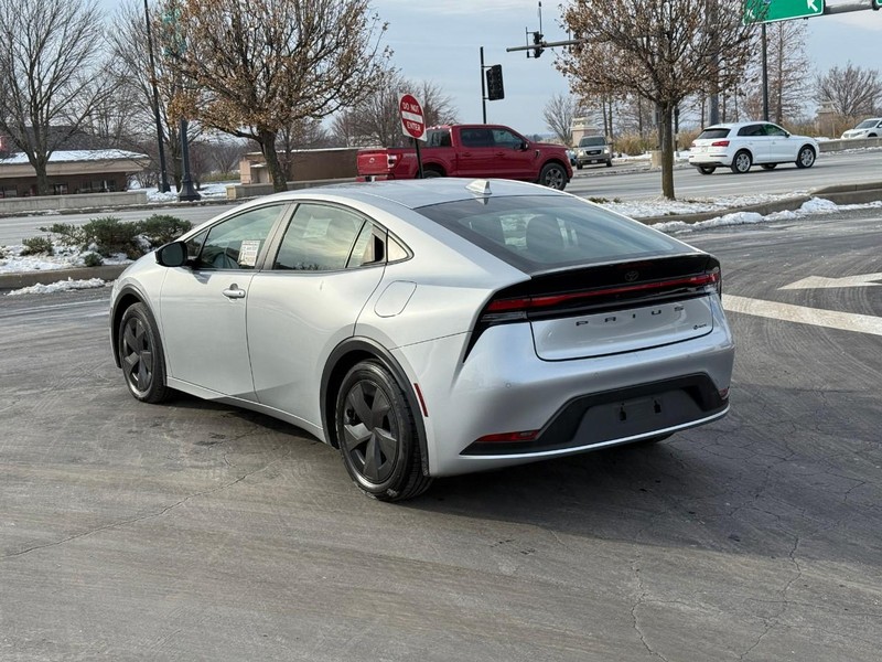 Toyota Prius Vehicle Full-screen Gallery Image 3