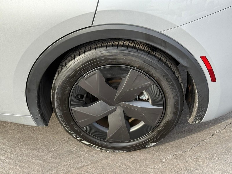 Toyota Prius Vehicle Full-screen Gallery Image 4