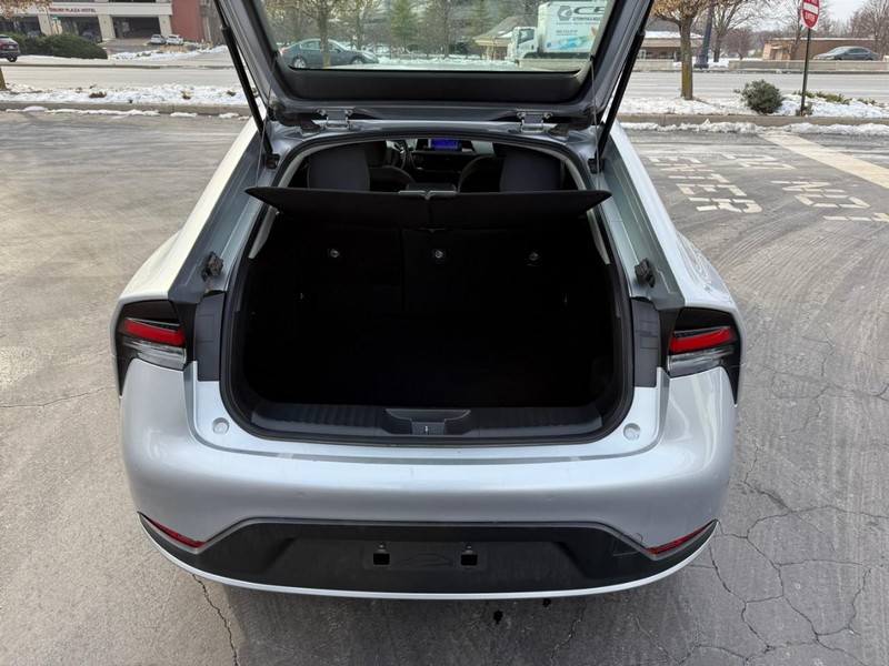 Toyota Prius Vehicle Full-screen Gallery Image 5