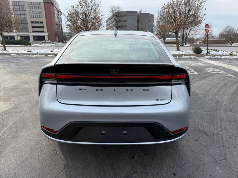 Toyota Prius Vehicle Full-screen Gallery Image 6