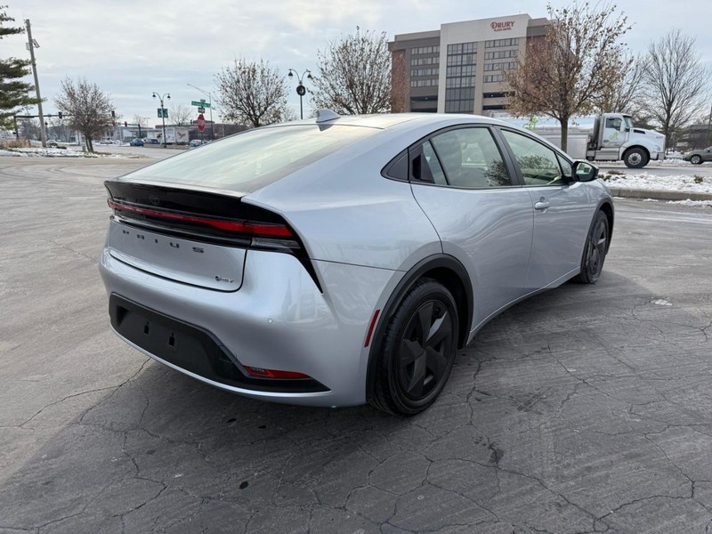 Toyota Prius Vehicle Full-screen Gallery Image 7