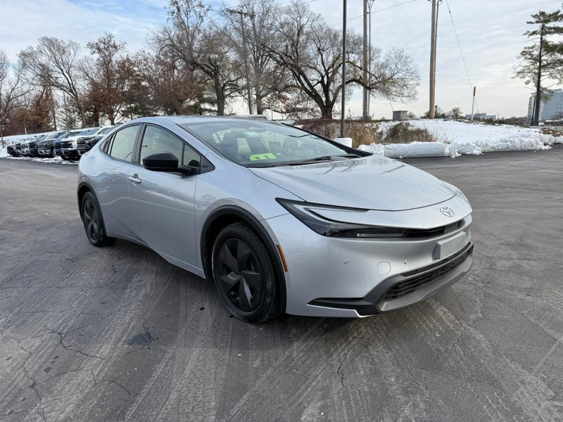 Toyota Prius Vehicle Full-screen Gallery Image 8