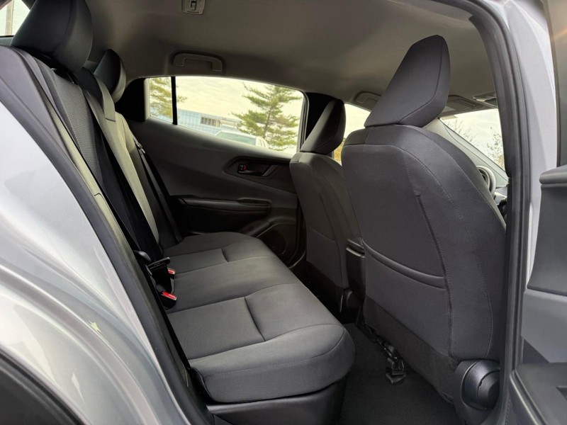 Toyota Prius Vehicle Full-screen Gallery Image 10