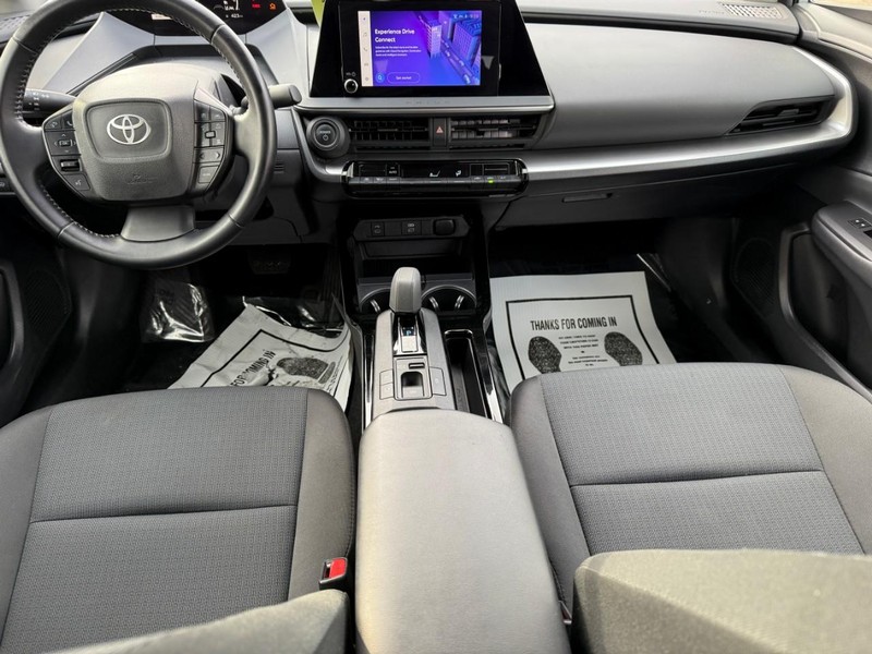 Toyota Prius Vehicle Full-screen Gallery Image 11