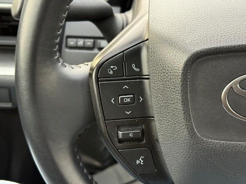 Toyota Prius Vehicle Full-screen Gallery Image 17