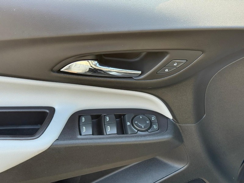 Chevrolet Equinox Vehicle Full-screen Gallery Image 15