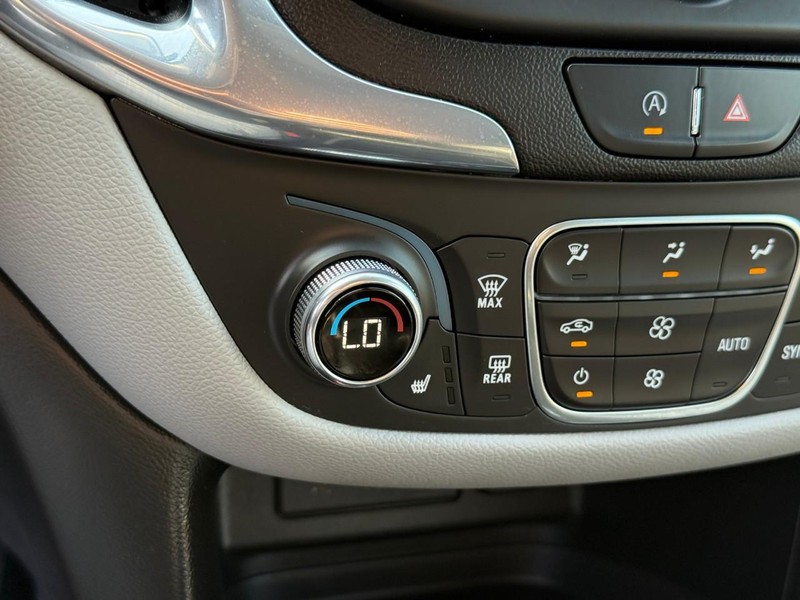 Chevrolet Equinox Vehicle Full-screen Gallery Image 22