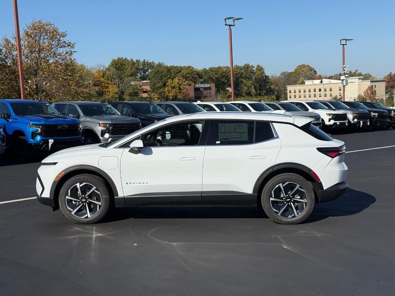 Chevrolet Equinox EV Vehicle Full-screen Gallery Image 2
