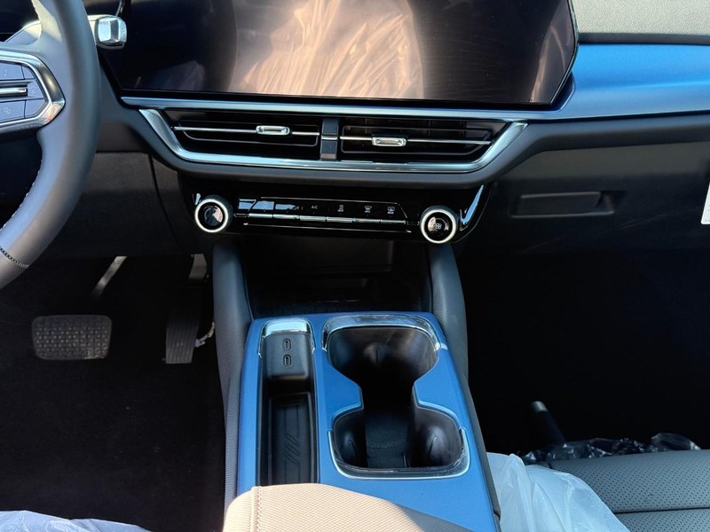 Chevrolet Equinox EV Vehicle Full-screen Gallery Image 8