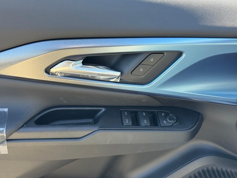 Chevrolet Equinox EV Vehicle Full-screen Gallery Image 9