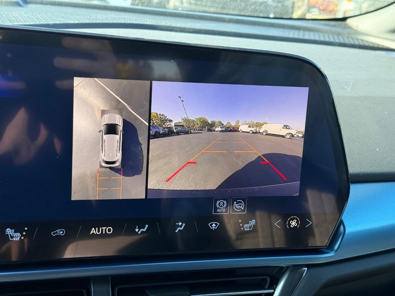 Chevrolet Equinox EV Vehicle Full-screen Gallery Image 12