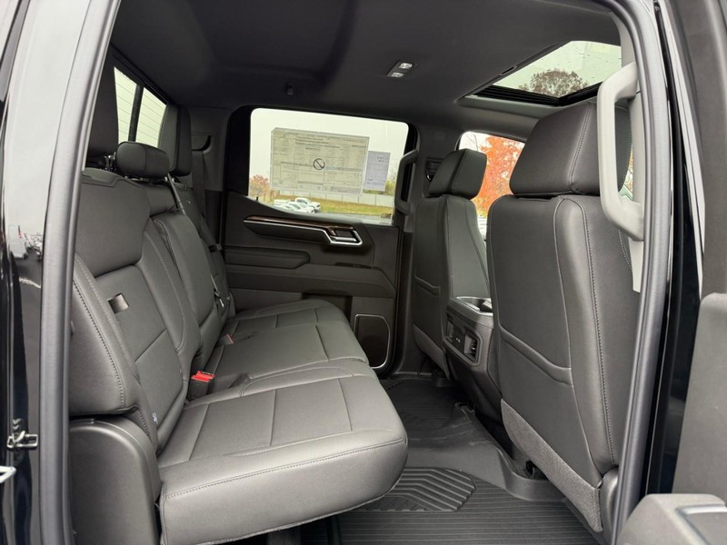 Chevrolet Silverado 1500 Vehicle Full-screen Gallery Image 6