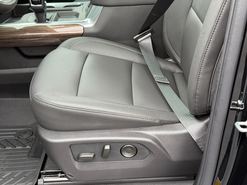 Chevrolet Silverado 1500 Vehicle Full-screen Gallery Image 12