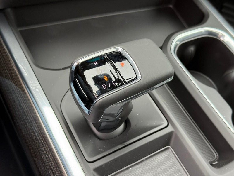 Chevrolet Silverado 1500 Vehicle Full-screen Gallery Image 16