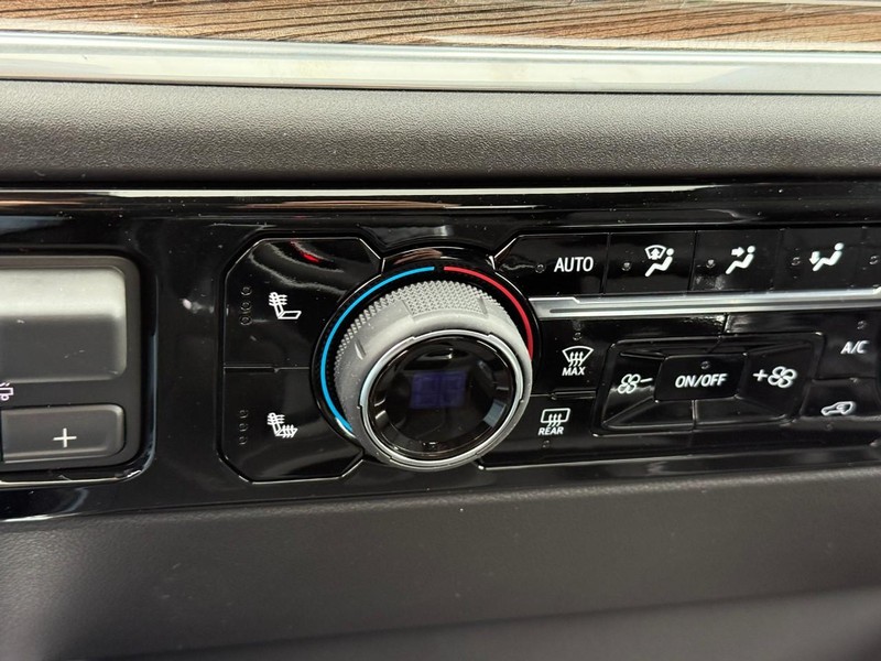 Chevrolet Silverado 1500 Vehicle Full-screen Gallery Image 17