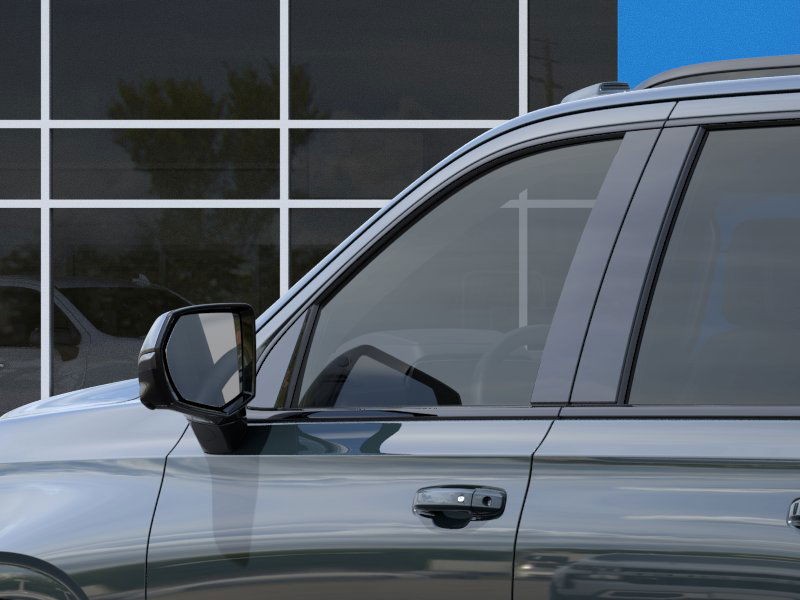 Chevrolet Suburban Vehicle Full-screen Gallery Image 12