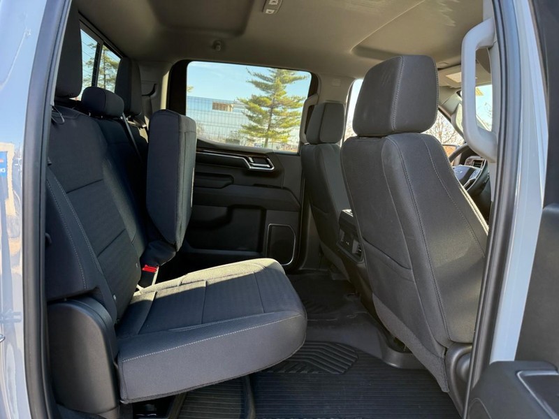 Chevrolet Silverado 1500 Vehicle Full-screen Gallery Image 11