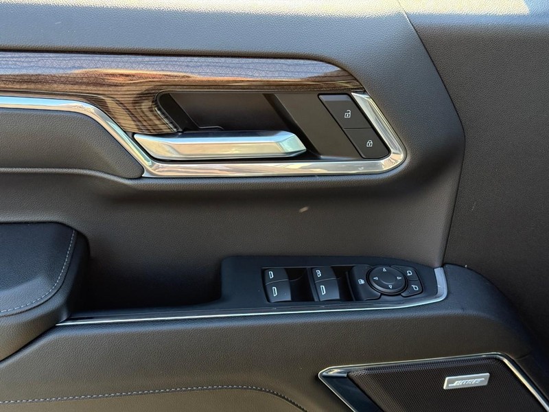 Chevrolet Silverado 1500 Vehicle Full-screen Gallery Image 16