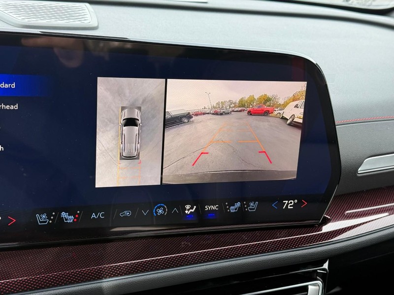 Chevrolet Traverse Vehicle Full-screen Gallery Image 18