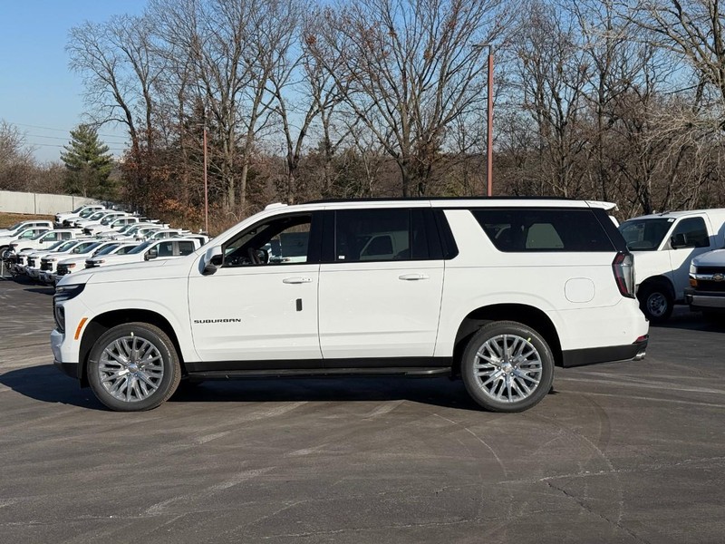 Chevrolet Suburban Vehicle Full-screen Gallery Image 2