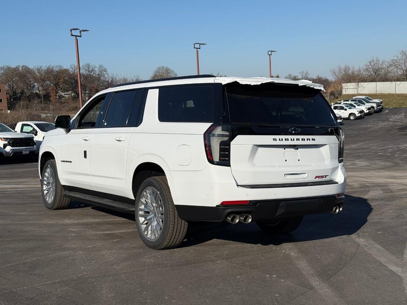 Chevrolet Suburban Vehicle Full-screen Gallery Image 3