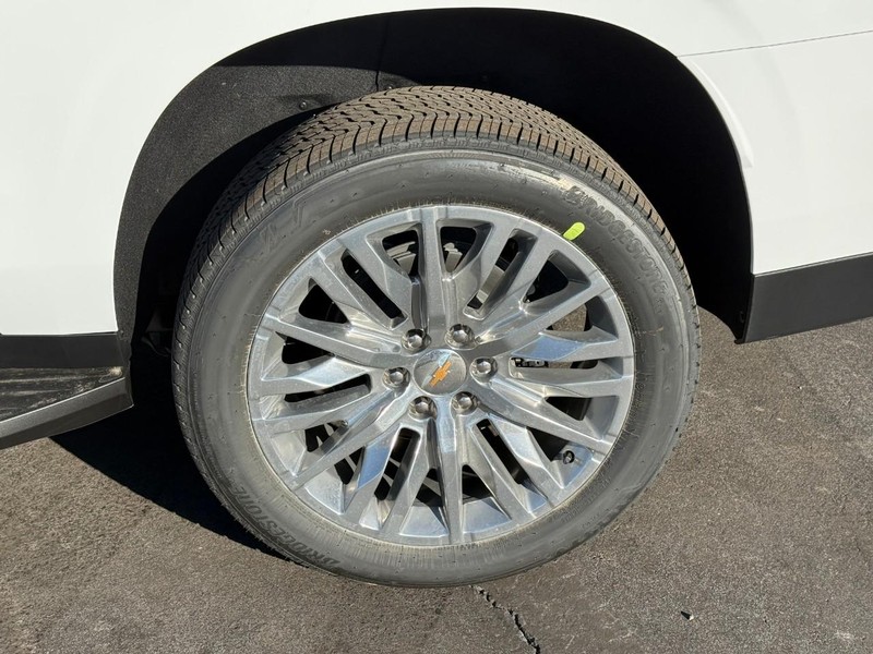 Chevrolet Suburban Vehicle Full-screen Gallery Image 4