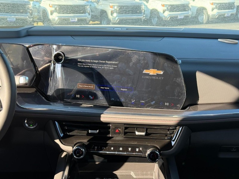 Chevrolet Suburban Vehicle Full-screen Gallery Image 8