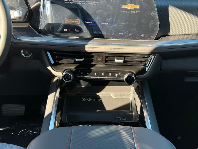 Chevrolet Suburban Vehicle Full-screen Gallery Image 9