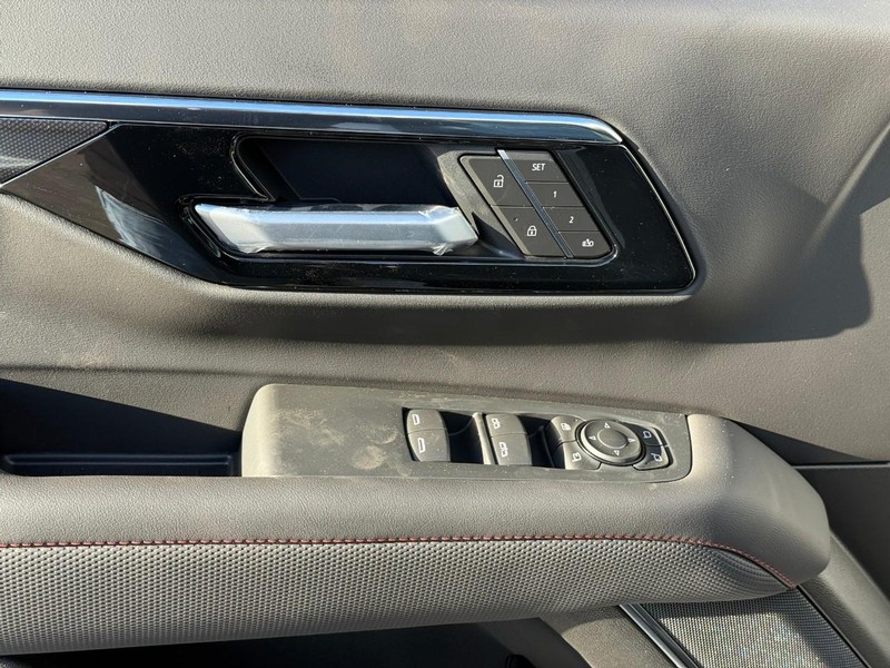 Chevrolet Suburban Vehicle Full-screen Gallery Image 10