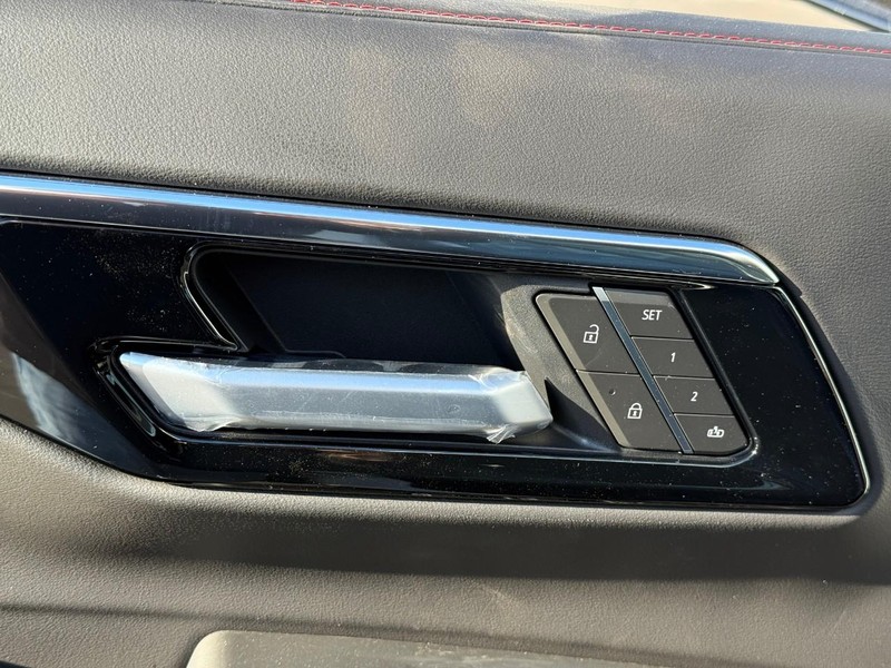 Chevrolet Suburban Vehicle Full-screen Gallery Image 11