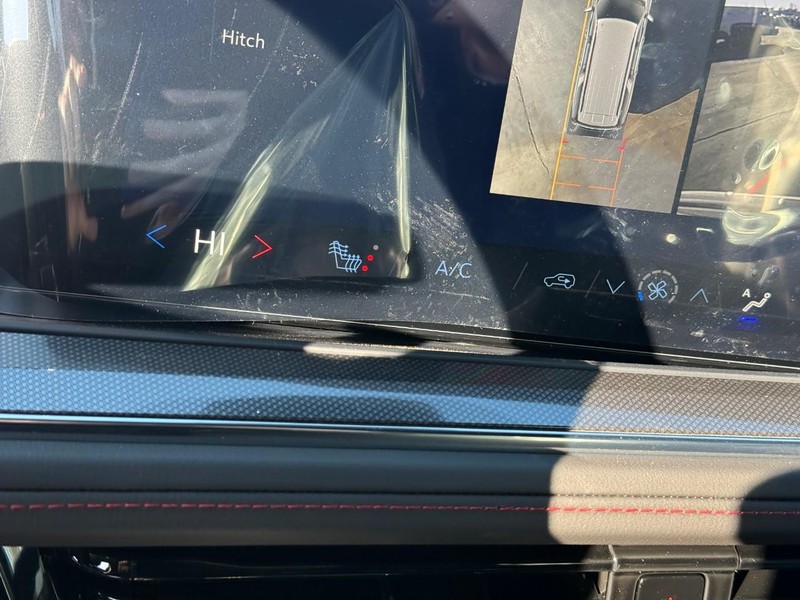 Chevrolet Suburban Vehicle Full-screen Gallery Image 14